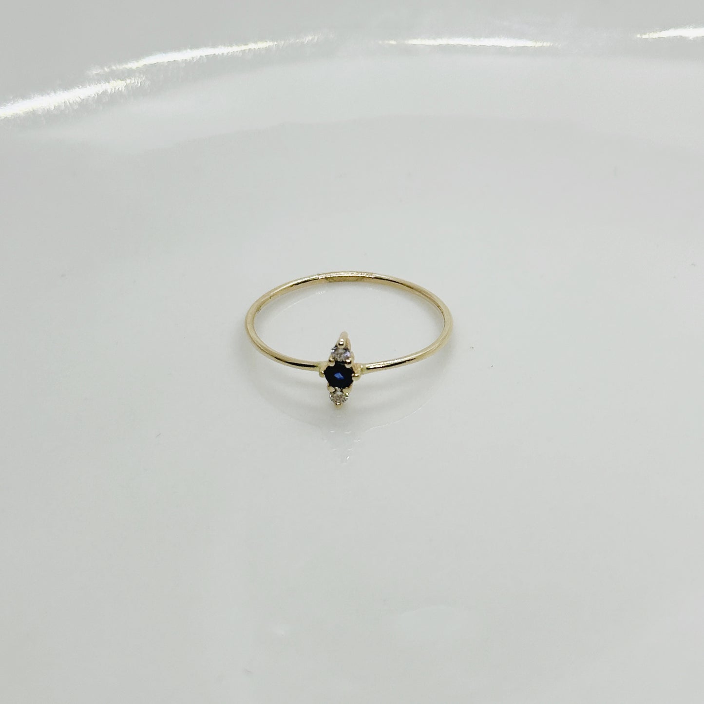 Anillo con un Zafiro central y dos diamantes