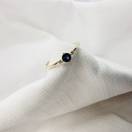 Anillo con un Zafiro y dos mini diamantes
