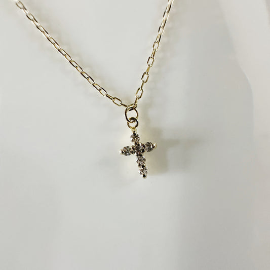 Cadena de oro con mini cruz de diamantes