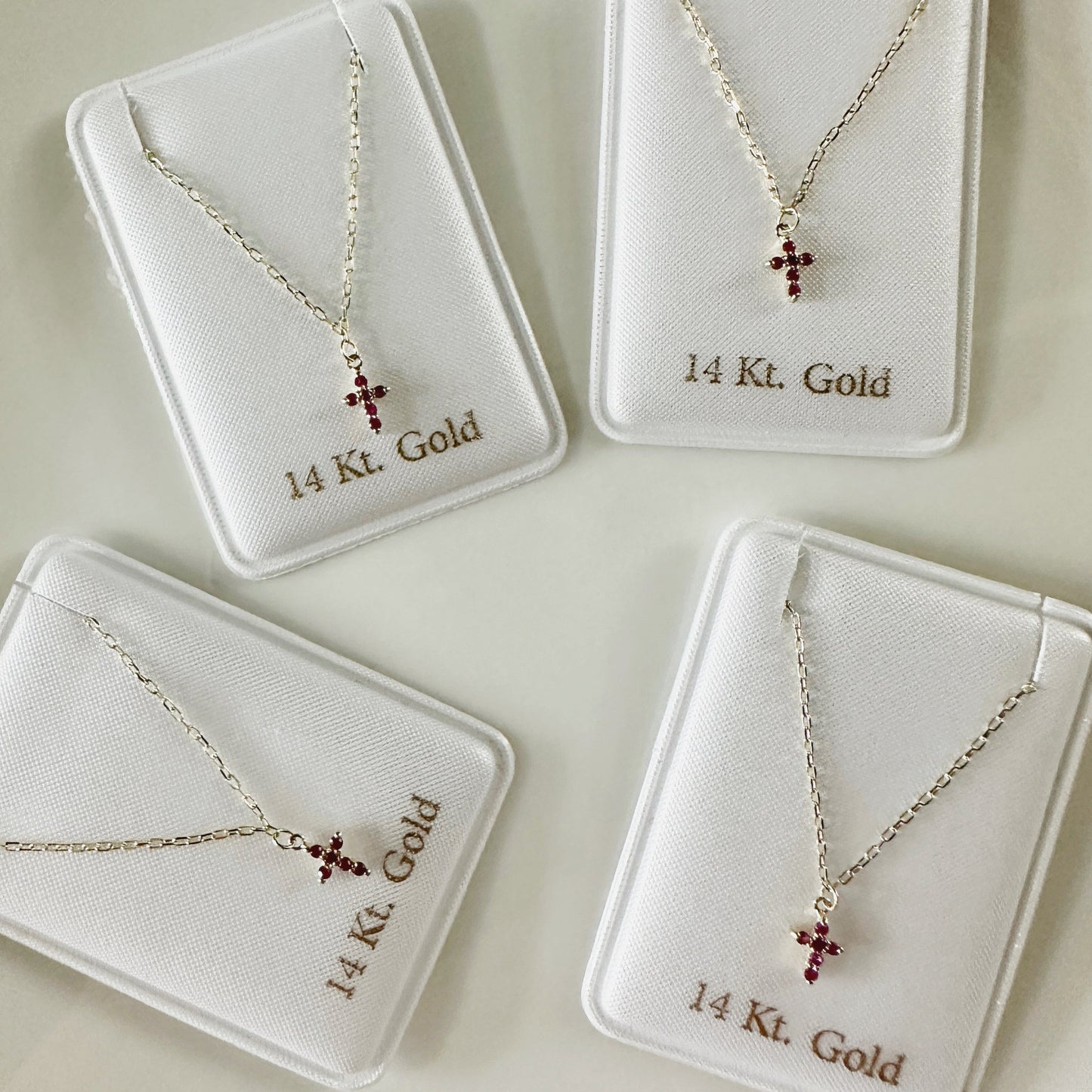 Cadena con mini cruz de Rubíes