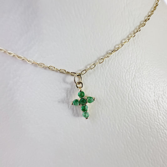 Cadena con mini cruz de esmeraldas