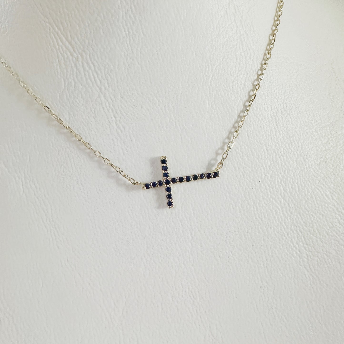 Cadena con una cruz de zafiros horizontal