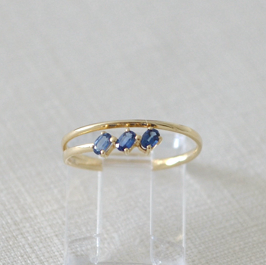 Anillo de Zafiros en oro amarillo de 14k