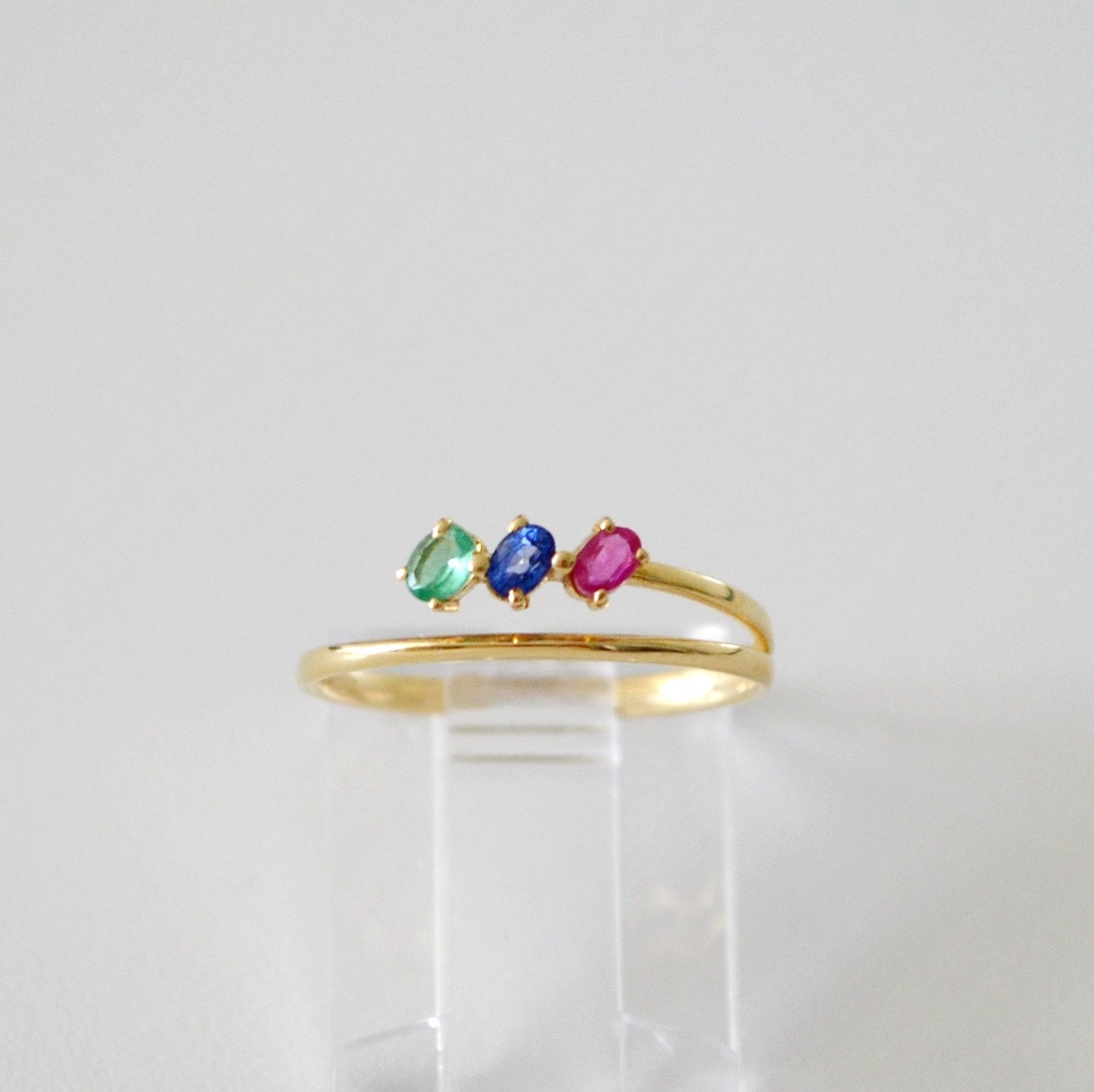 Anillo con tres piedras Esmeralda, Zafiro y Rubi en oro amarillo de 14k