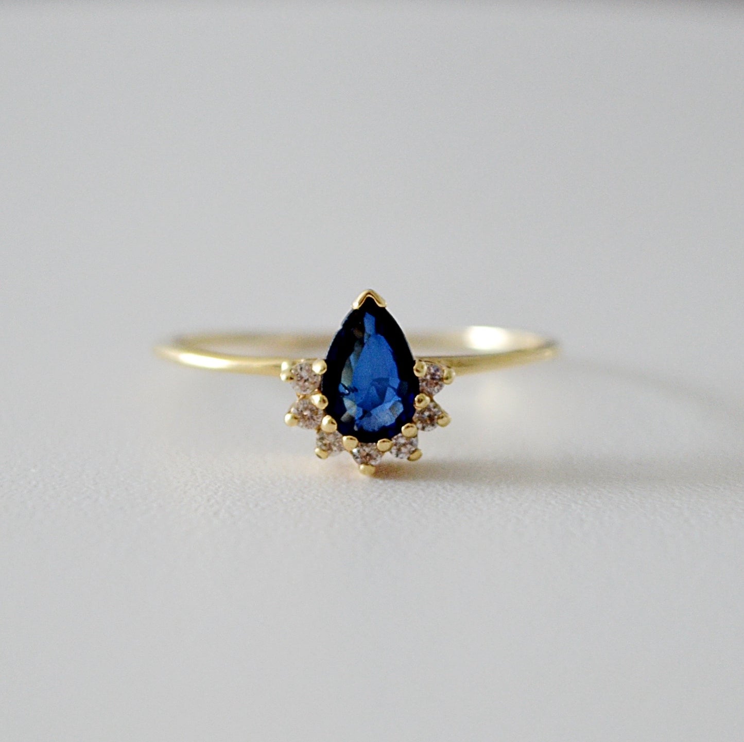 Anillo de Zafiro corte pera con diamantes en oro de 14k.