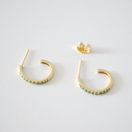 Medias arracadas en oro de 14k con Esmeraldas