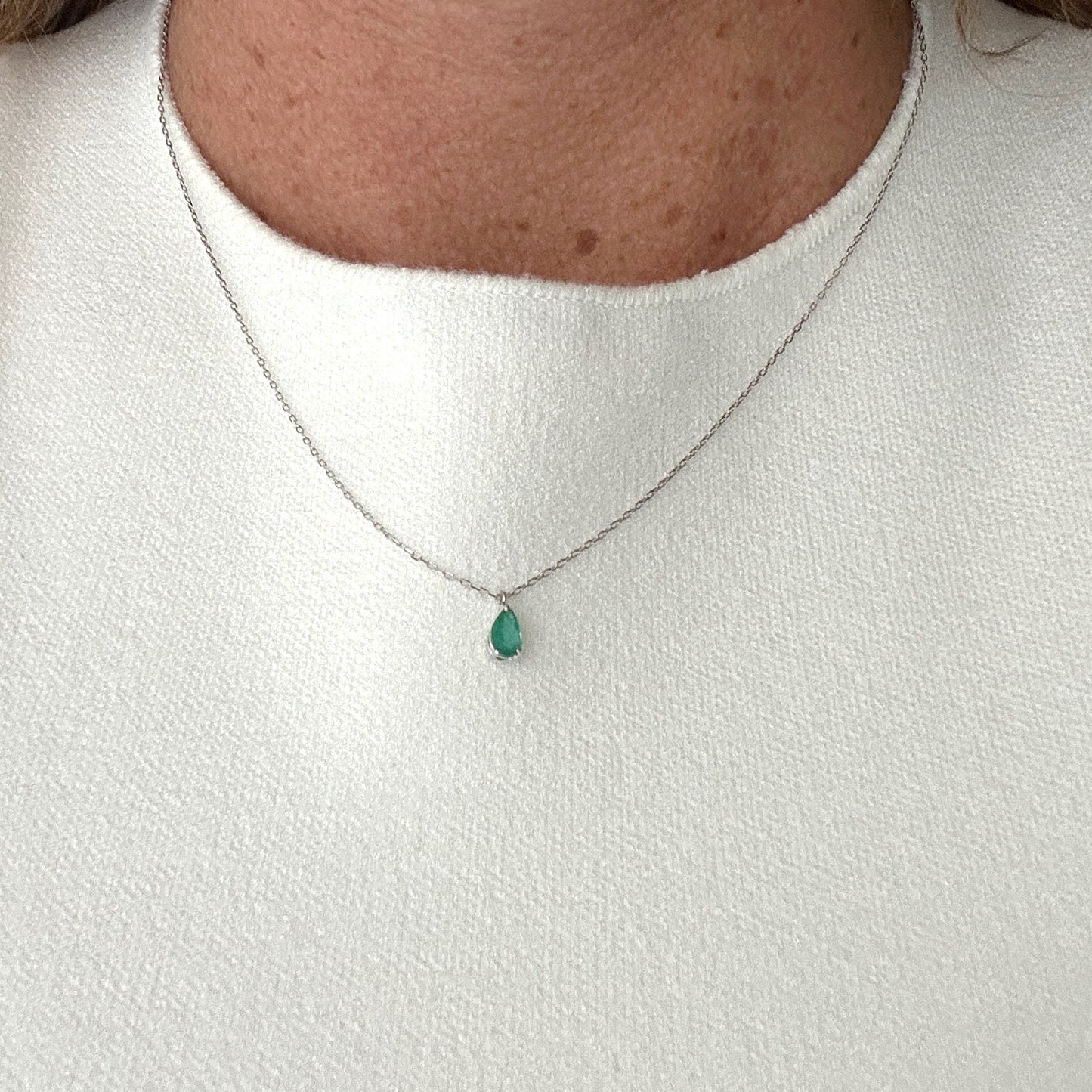 Cadena en oro blanco de 14K con un Esmeralda corte pera