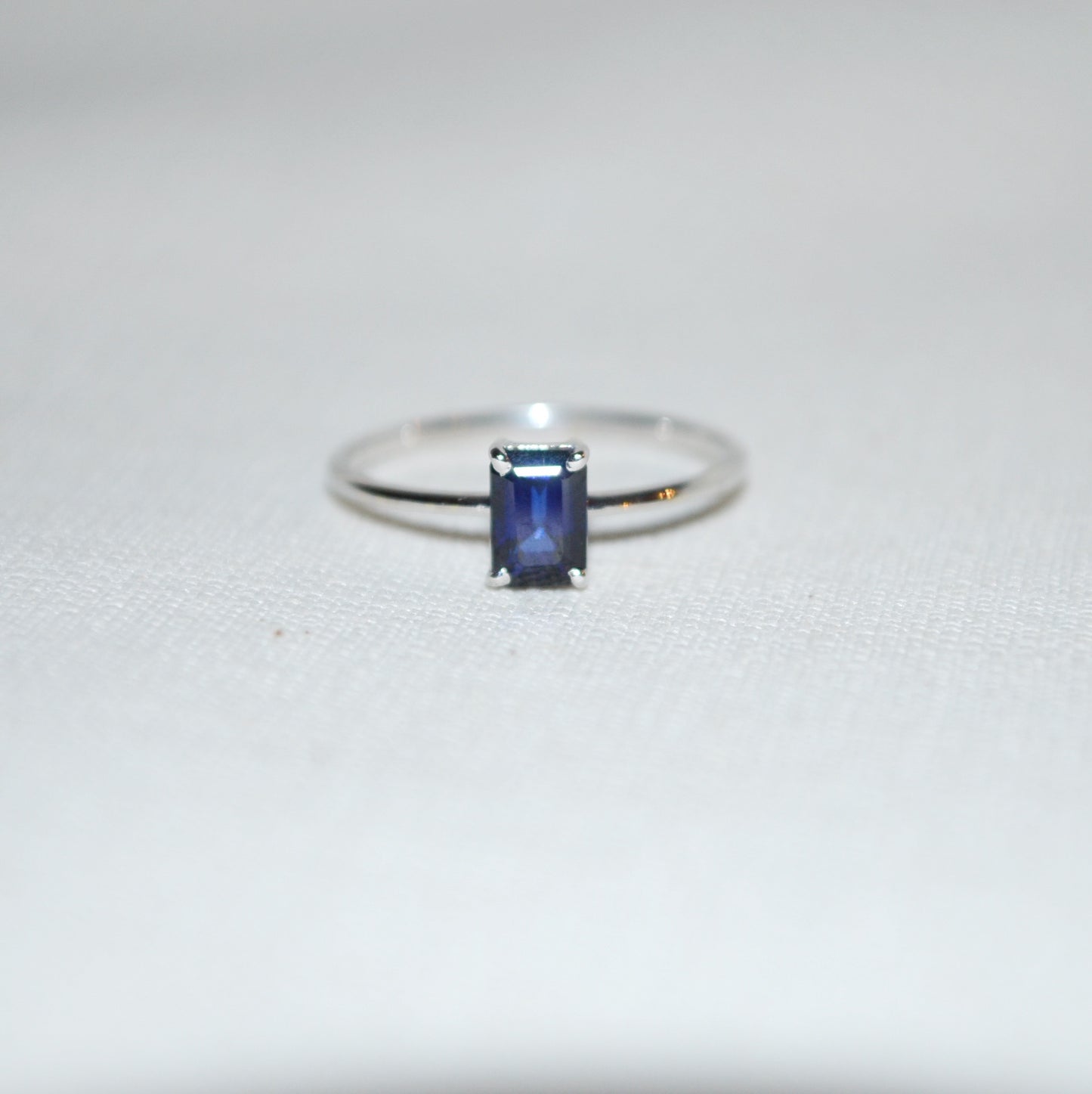 Anillo solitario en oro blanco de 14K y un Zafiro rectangular