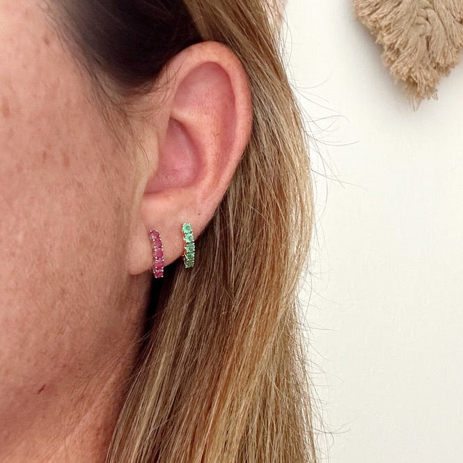 Aretes huggies en oro blanco de 14k con Rubíes