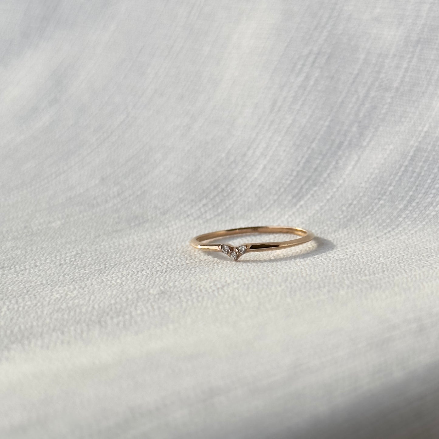 Anillo de oro rosa con tres circonias