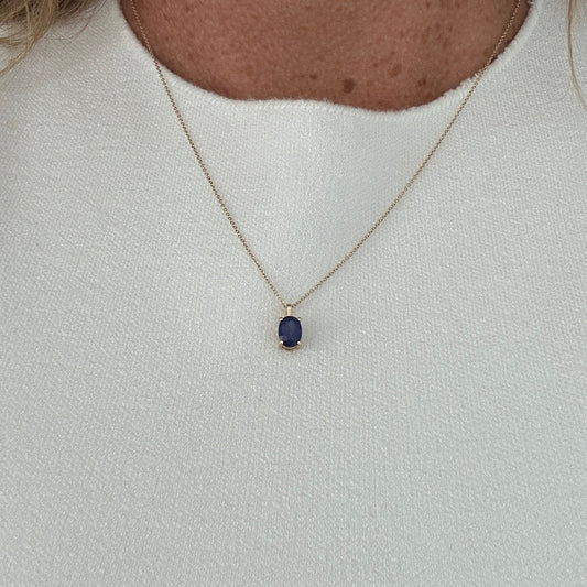 Cadena en oro amarillo de 14K con un Zafiro oval