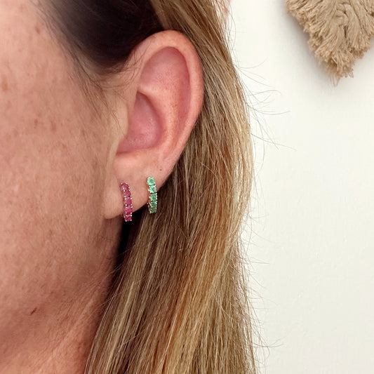 Aretes huggies en oro de 14k con Esmeraldas