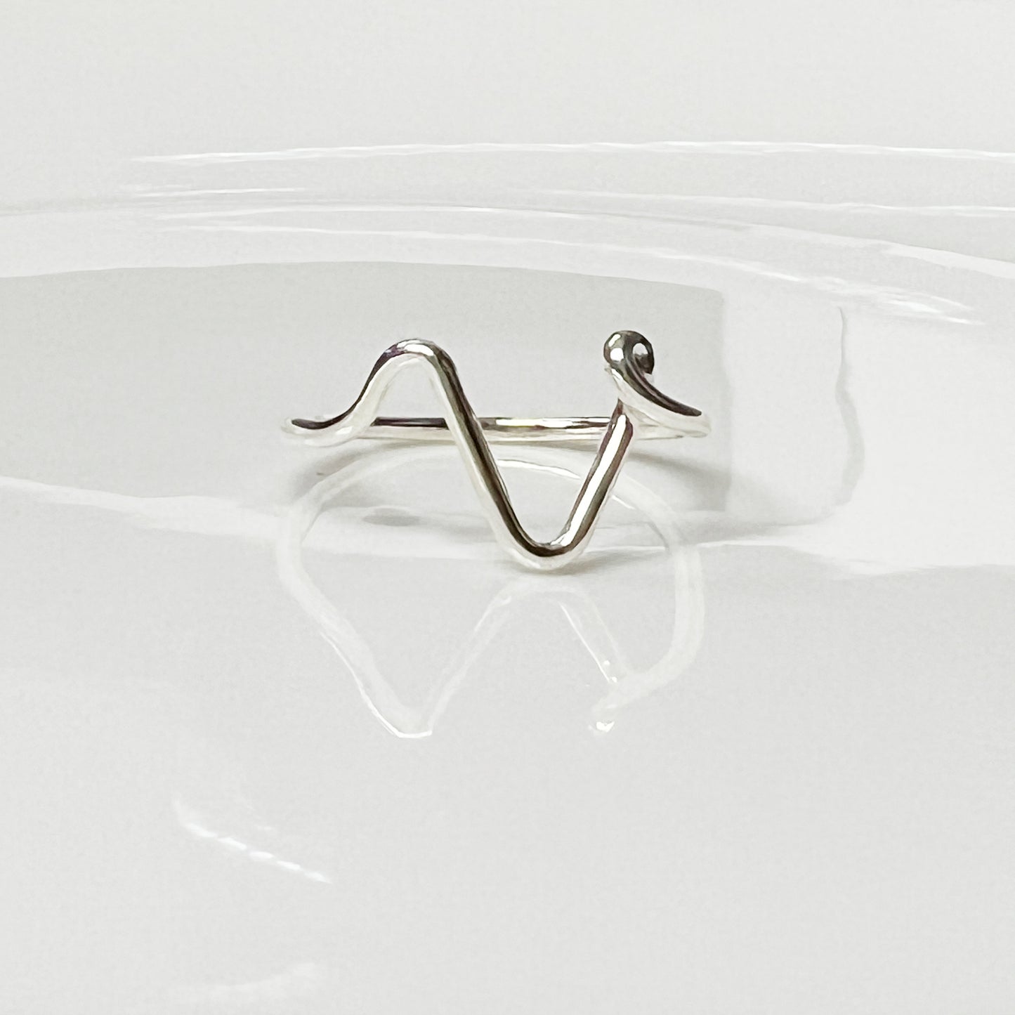 Anillo de plata inicial v