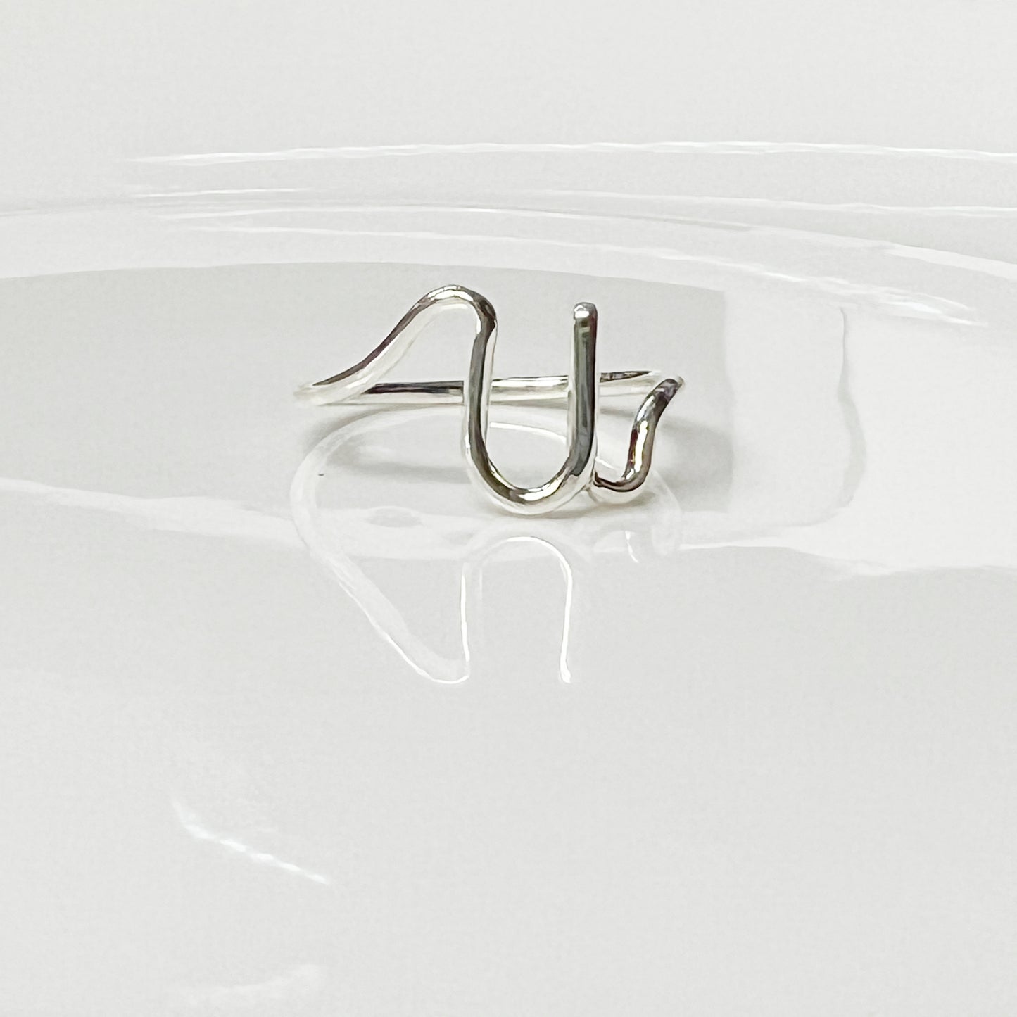 Anillo de plata inicial u