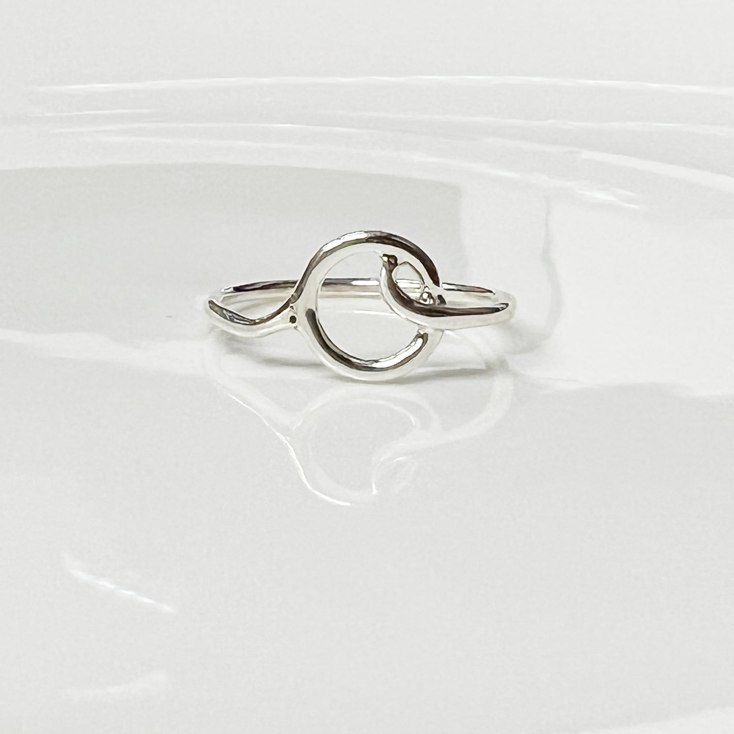 Anillo de plata inicial o