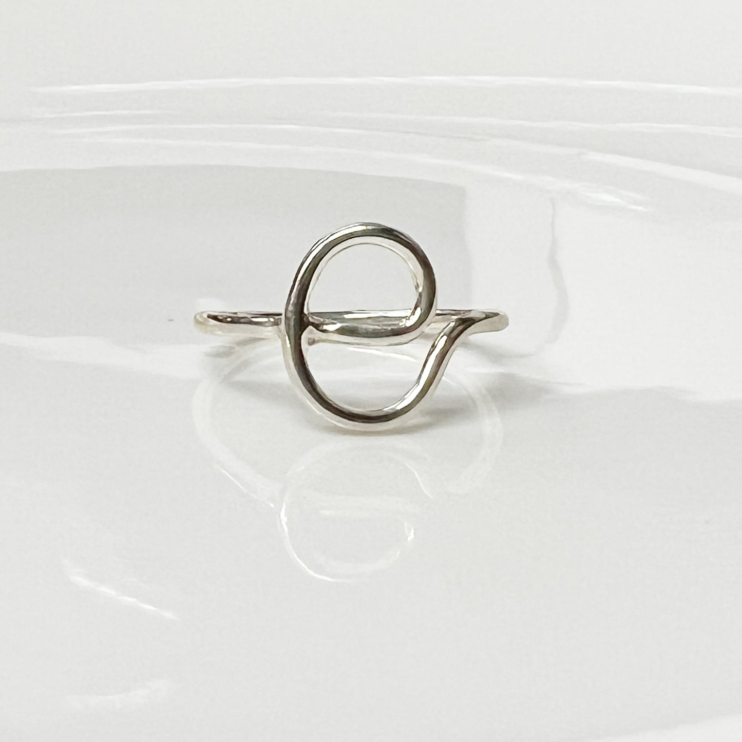 Anillo de plata inicial e