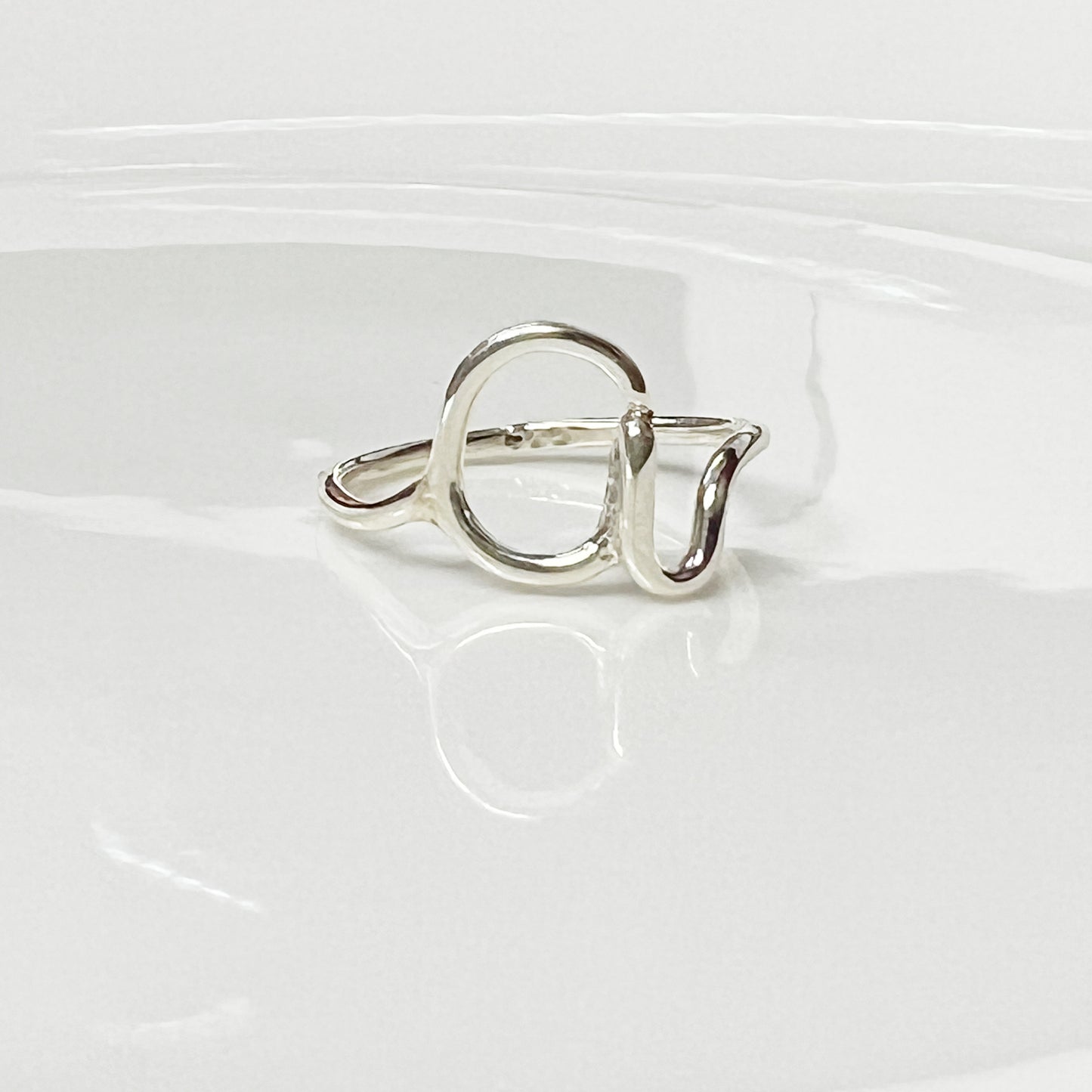 Anillo de plata inicial a