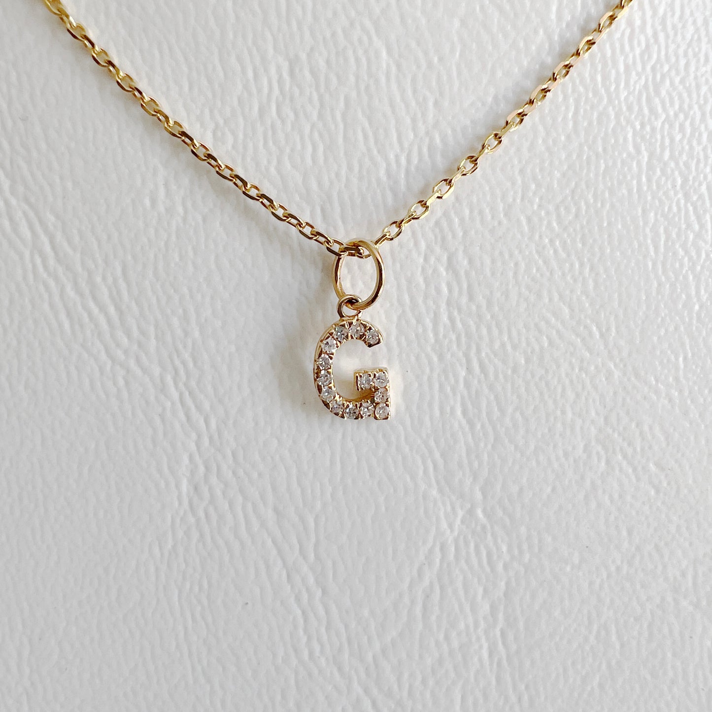 Dije letra G con diamantes