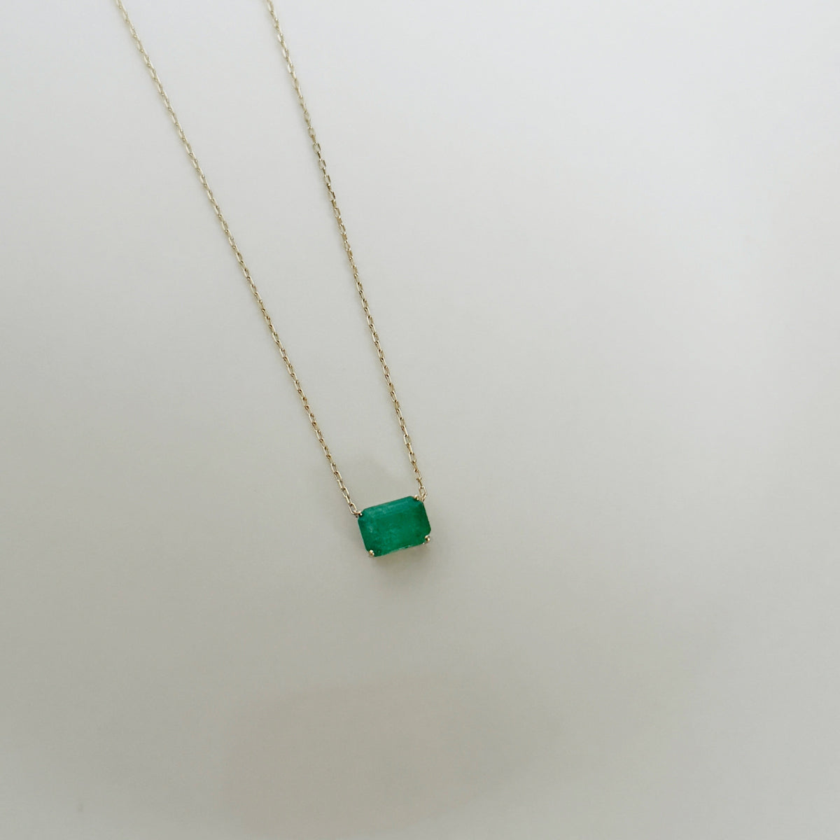 Cadena con dije de Esmeralda