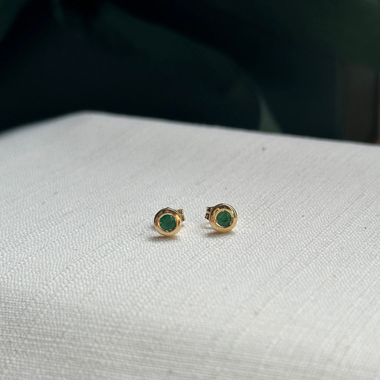 Aretes de Esmeraldas redondas biselados