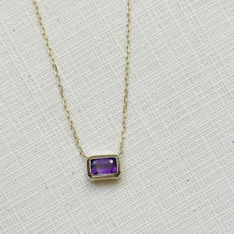 Cadena de oro amarillo 14k con una Amatista