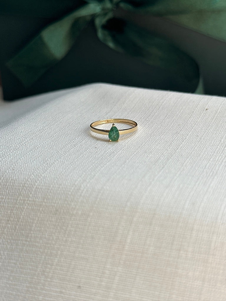 Anillo solitario de Esmeralda corte pera