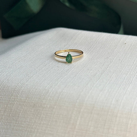 Anillo solitario de Esmeralda corte pera