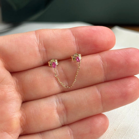 Arete con cadena colgante y dos Rubíes