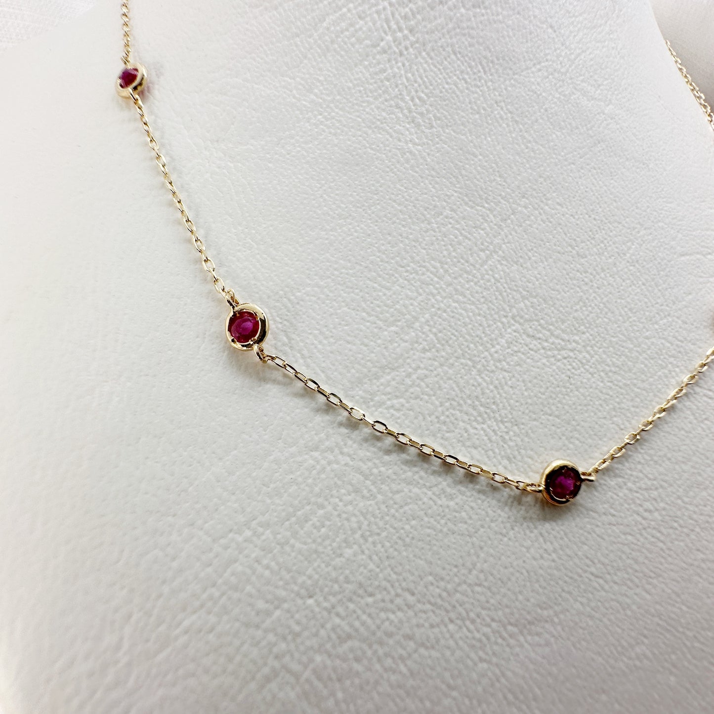 Cadena con rubíes biselados
