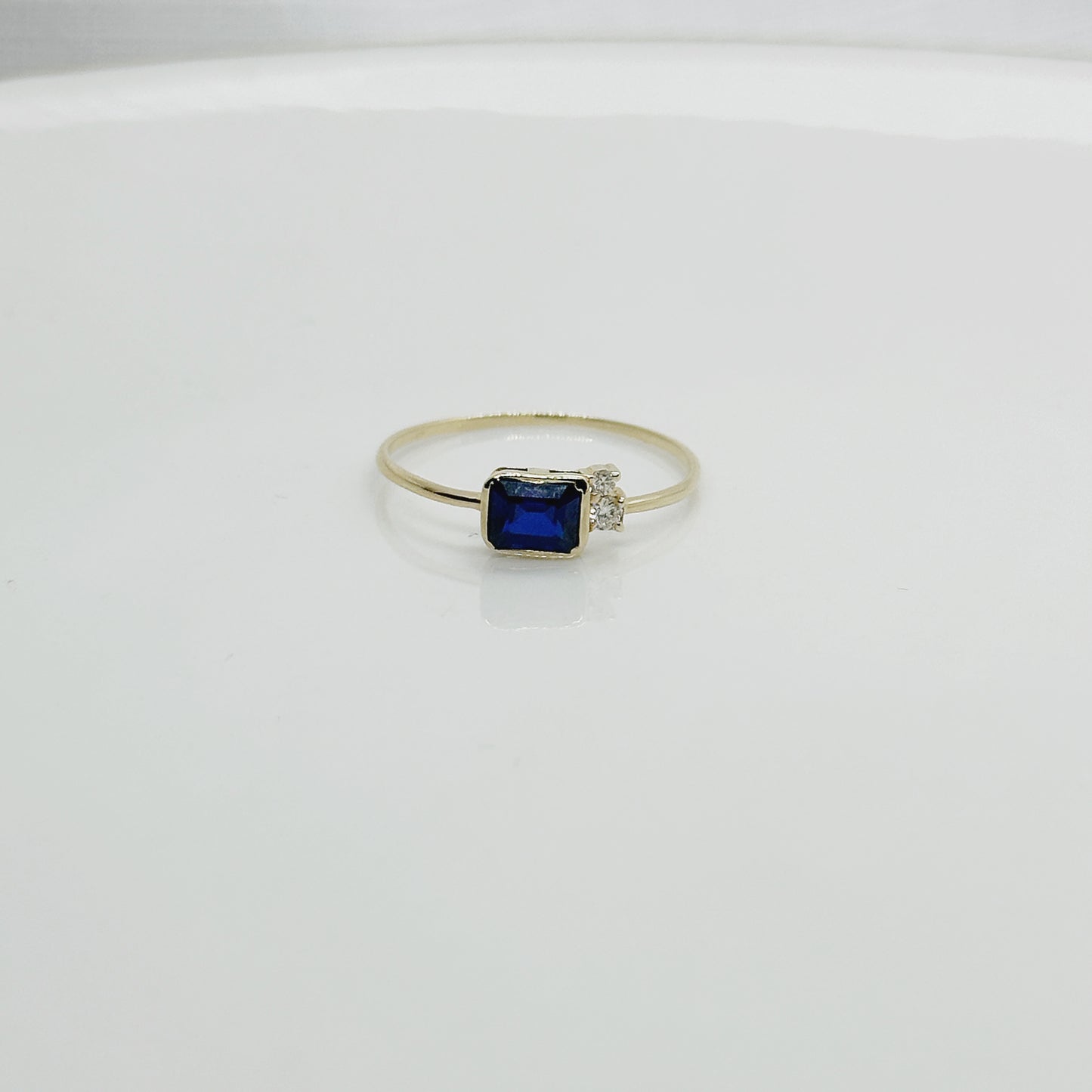 Anillo de zafiro con diamantes