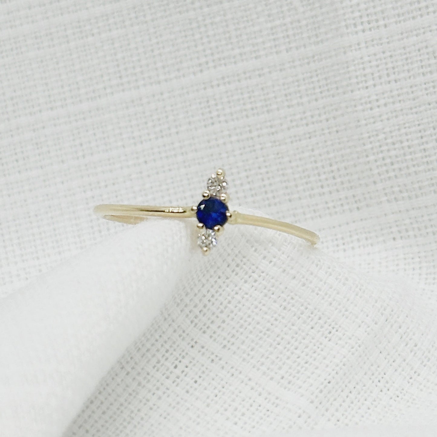 Anillo con un Zafiro central y dos diamantes