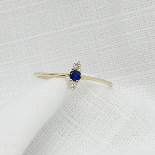 Anillo con un Zafiro central y dos diamantes