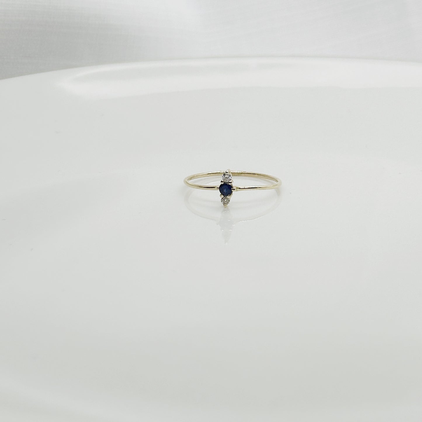 Anillo con un Zafiro central y dos diamantes