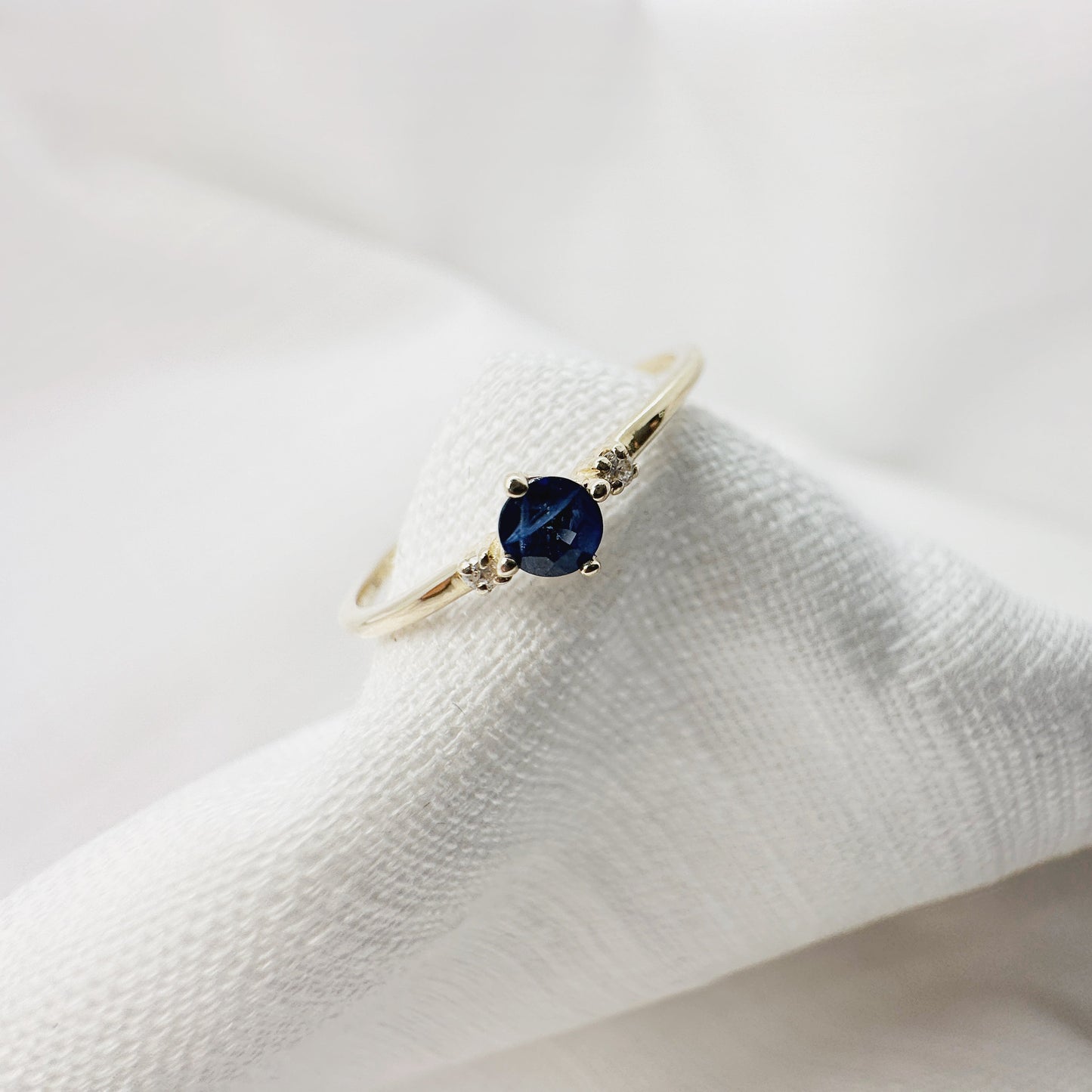 Anillo con un Zafiro y dos mini diamantes