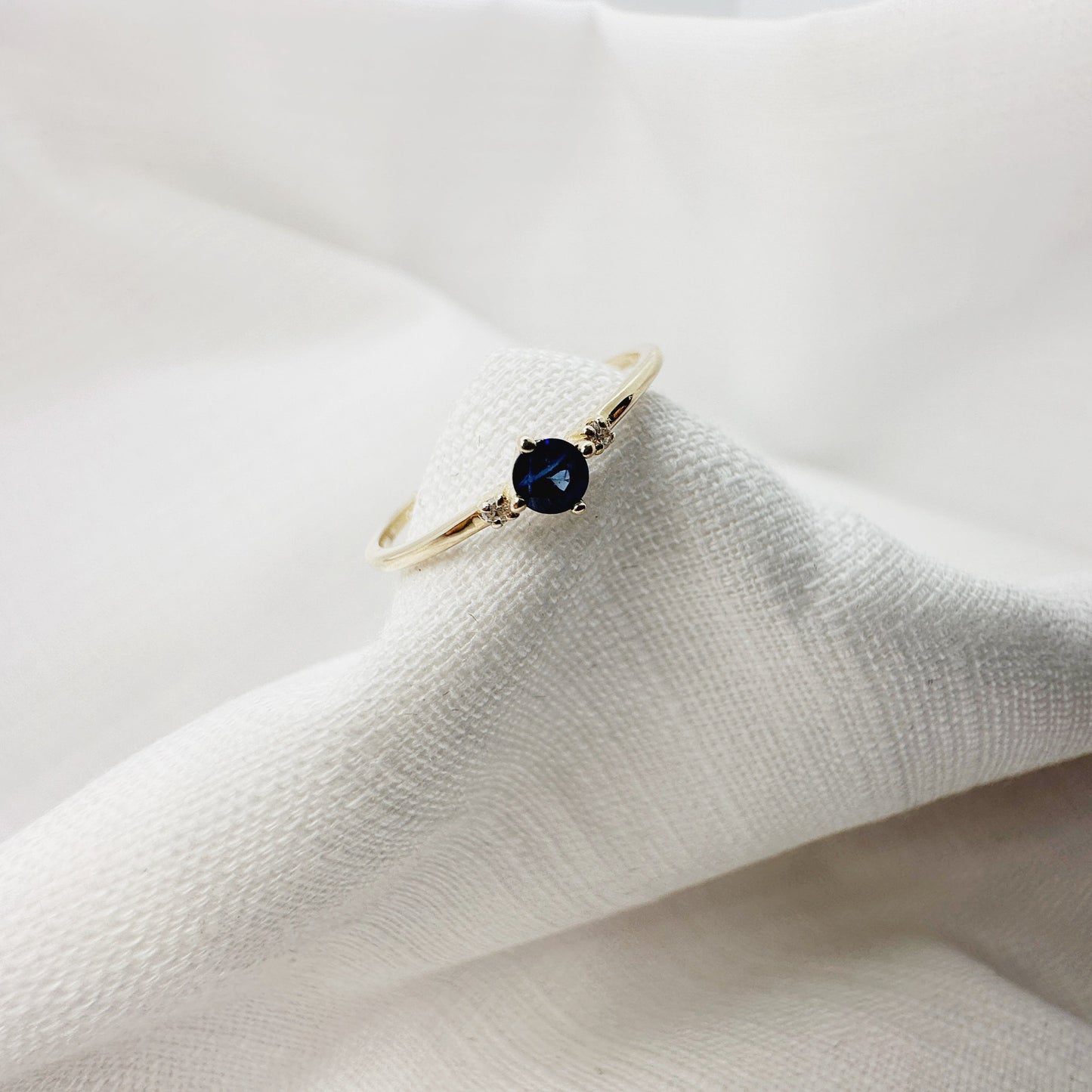 Anillo con un Zafiro y dos mini diamantes