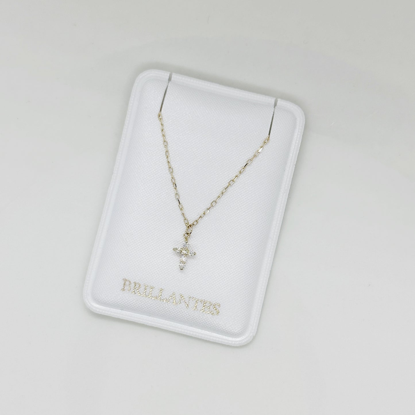 Cadena de oro con mini cruz de diamantes