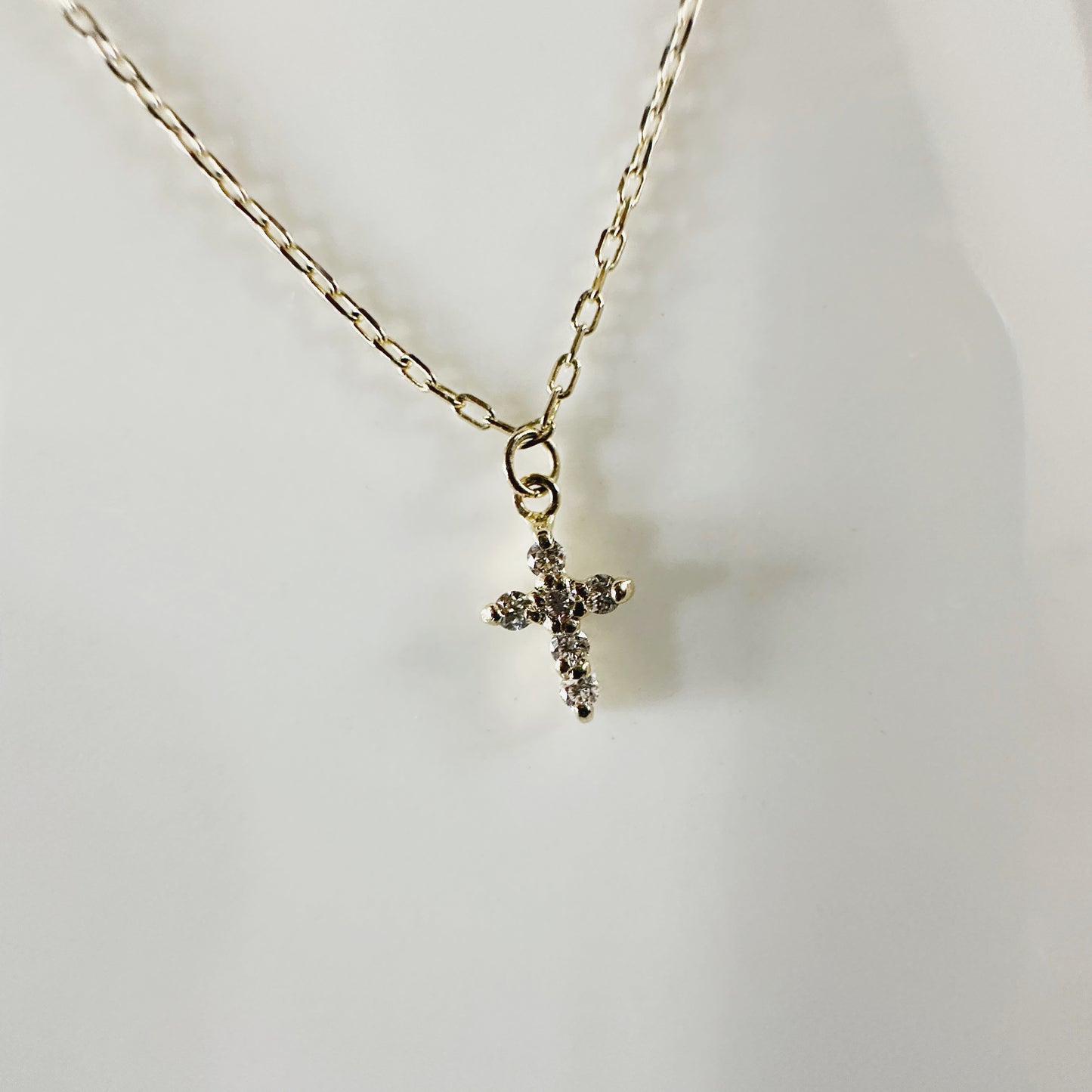 Cadena de oro con mini cruz de diamantes