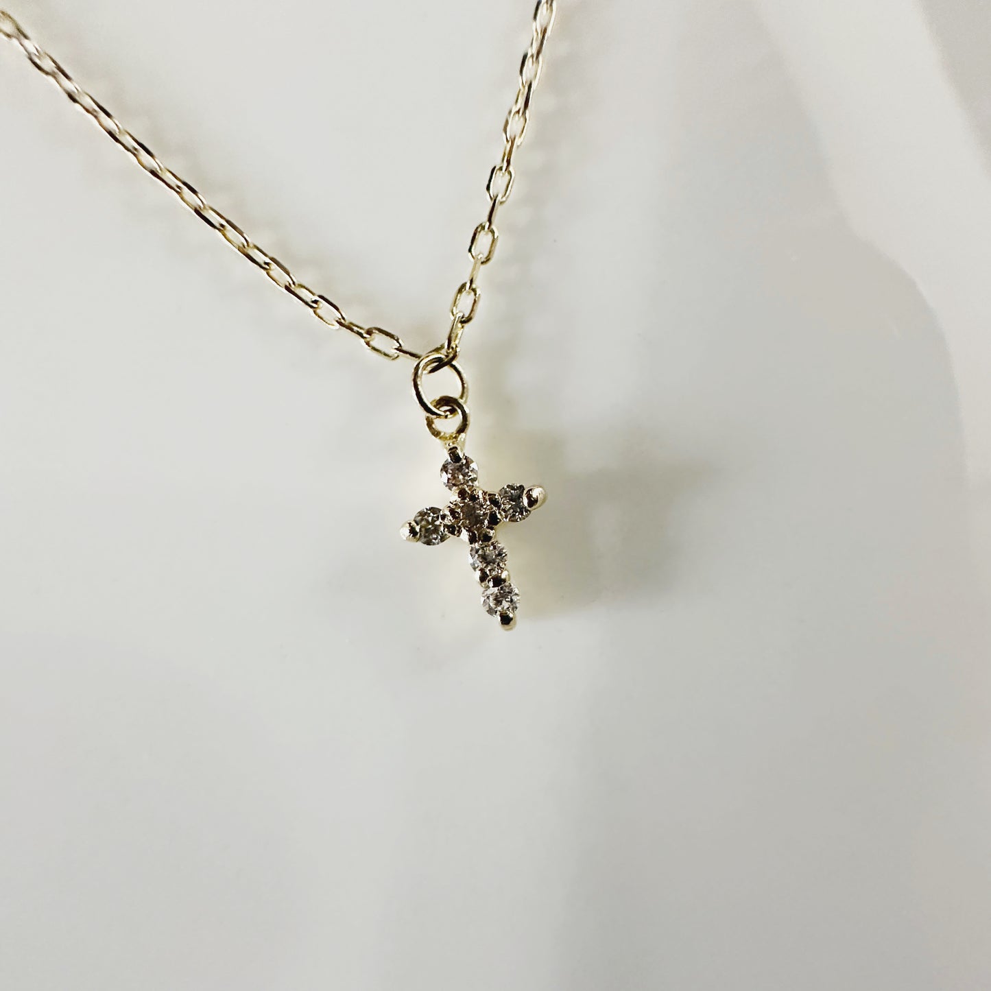 Cadena de oro con mini cruz de diamantes