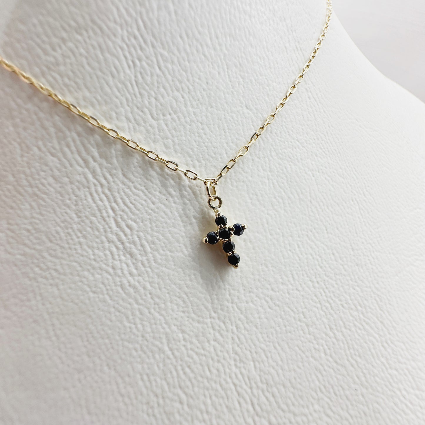 Cadena con mini cruz con zafiros