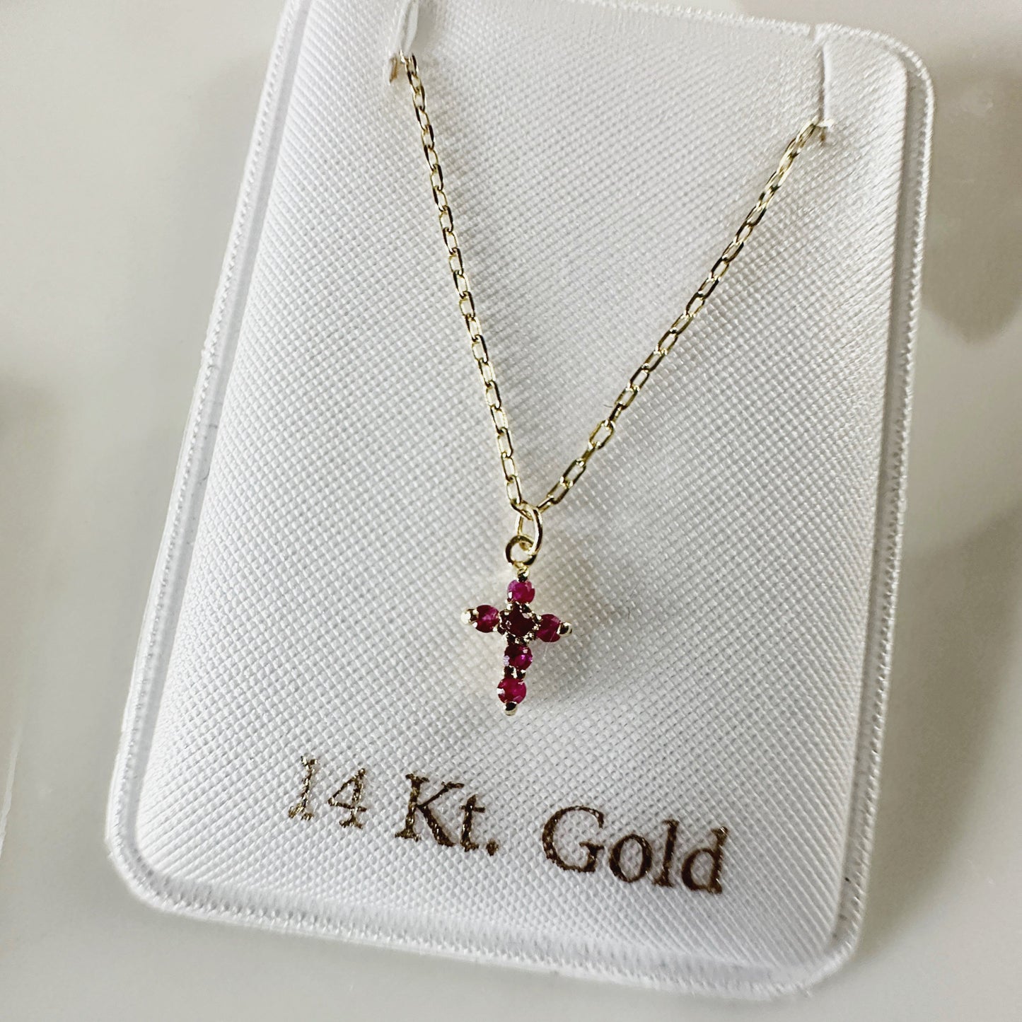 Cadena con mini cruz de Rubíes