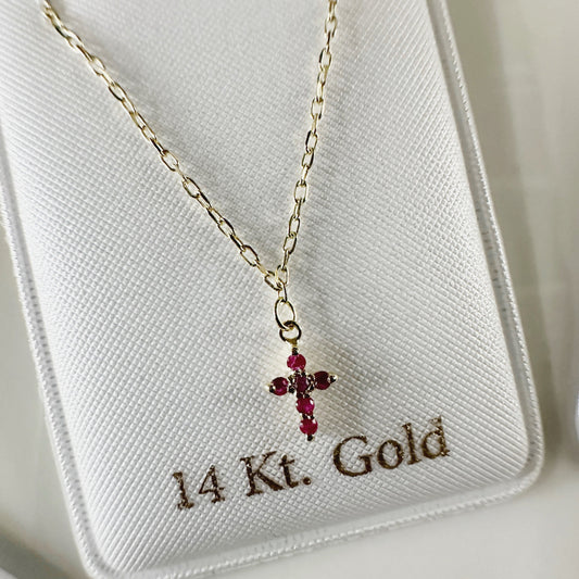 Cadena con mini cruz de Rubíes