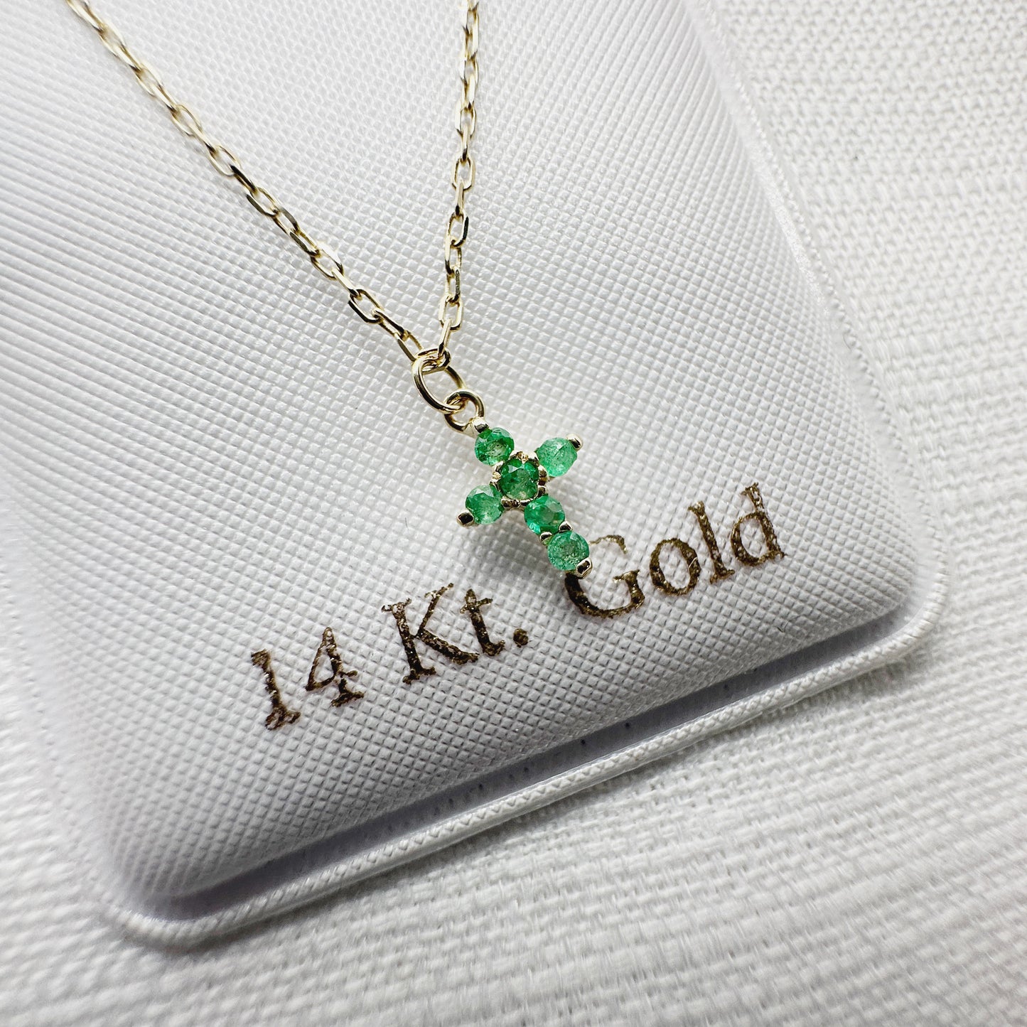 Cadena con mini cruz de esmeraldas