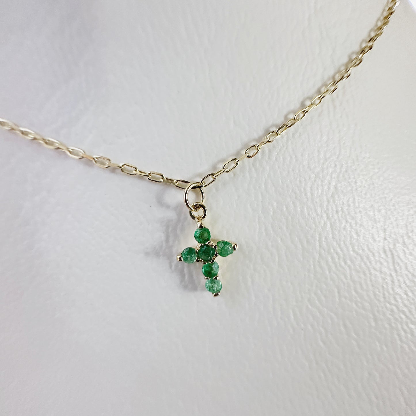 Cadena con mini cruz de esmeraldas