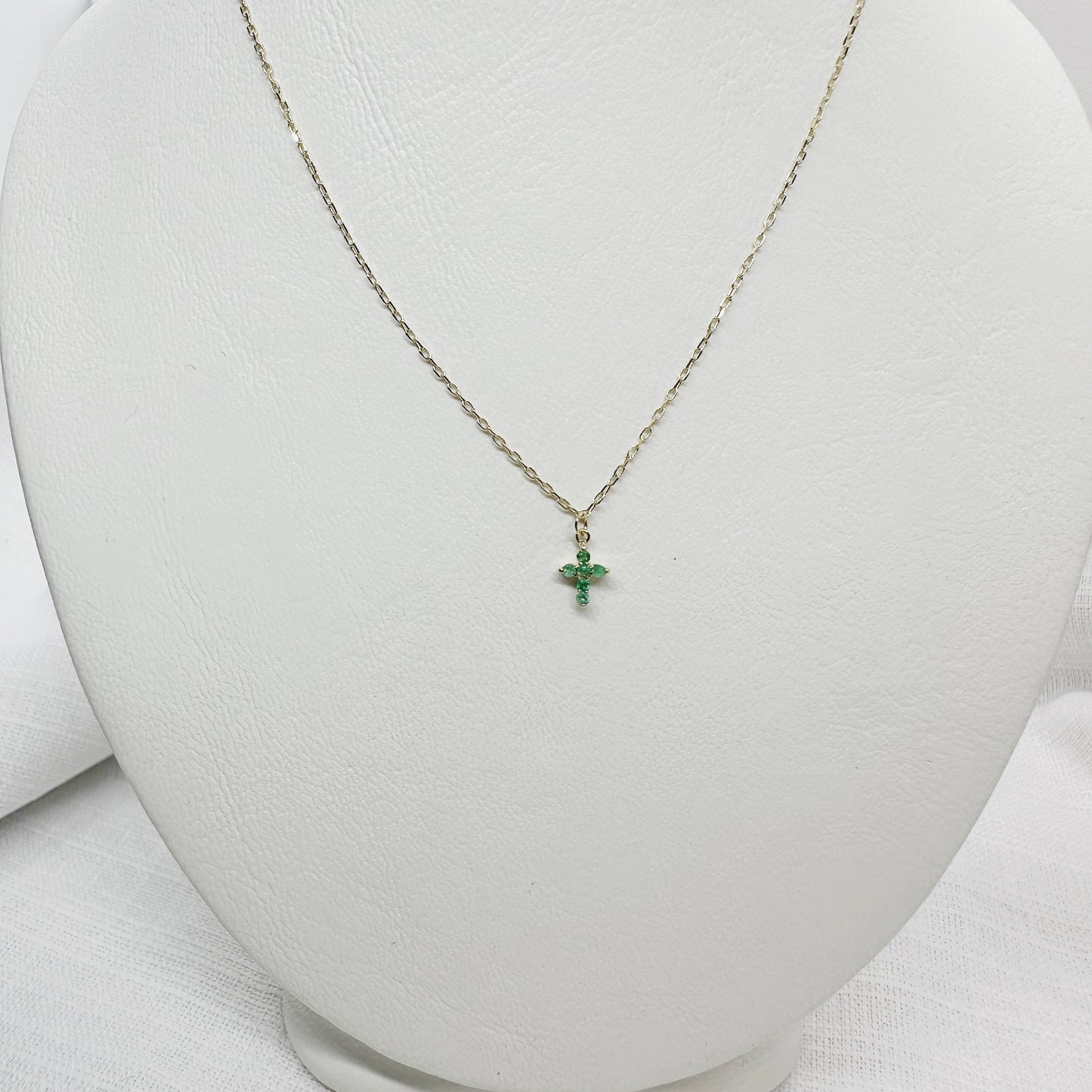 Cadena con mini cruz de esmeraldas