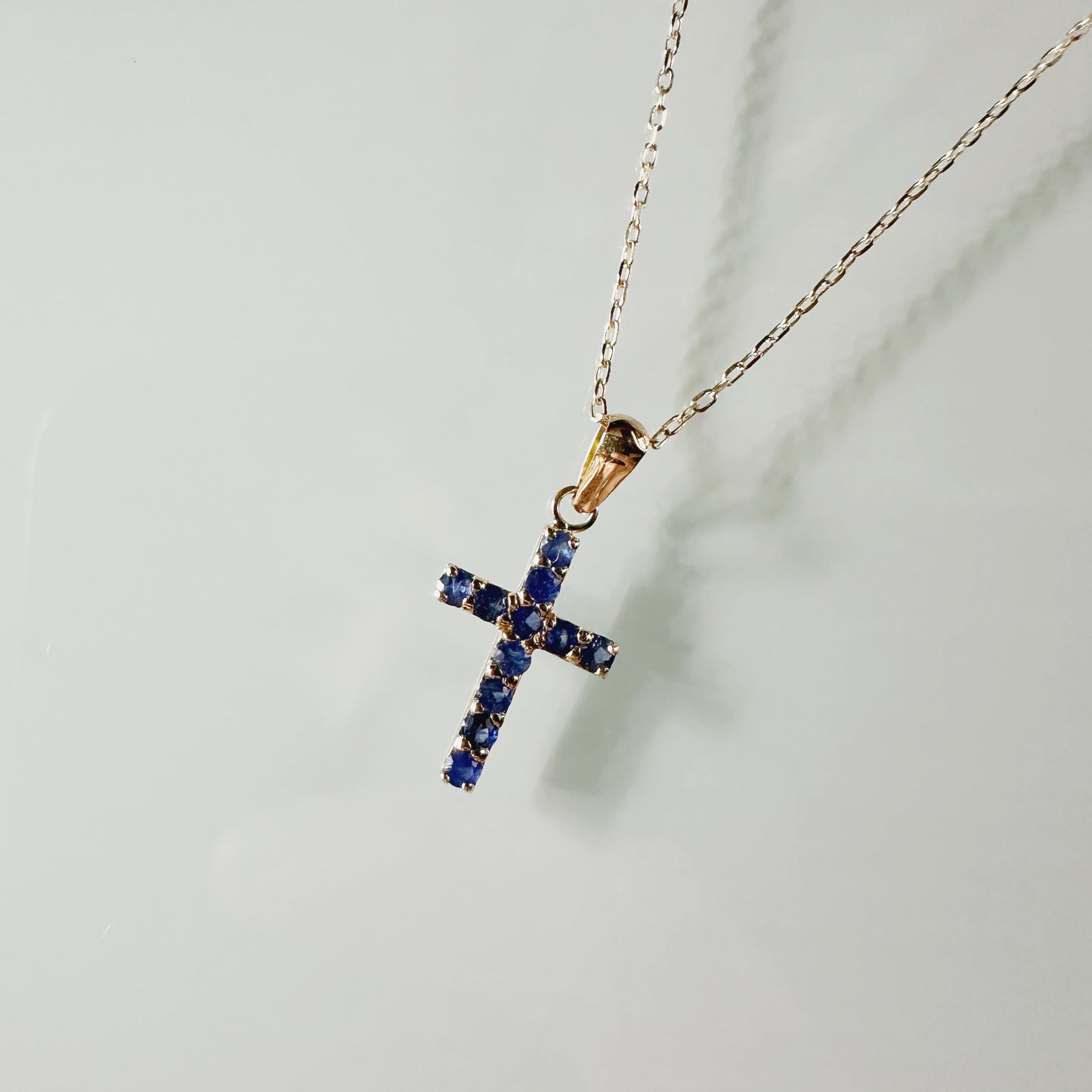 Cadena con Dije de cruz de zafiros