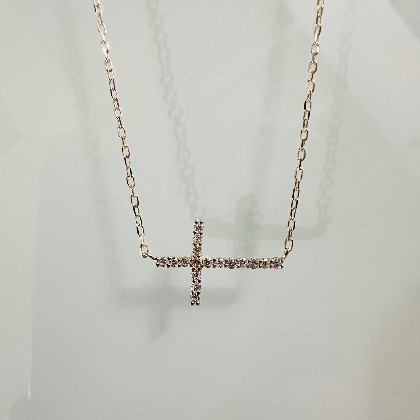 Cadena con cruz de diamantes