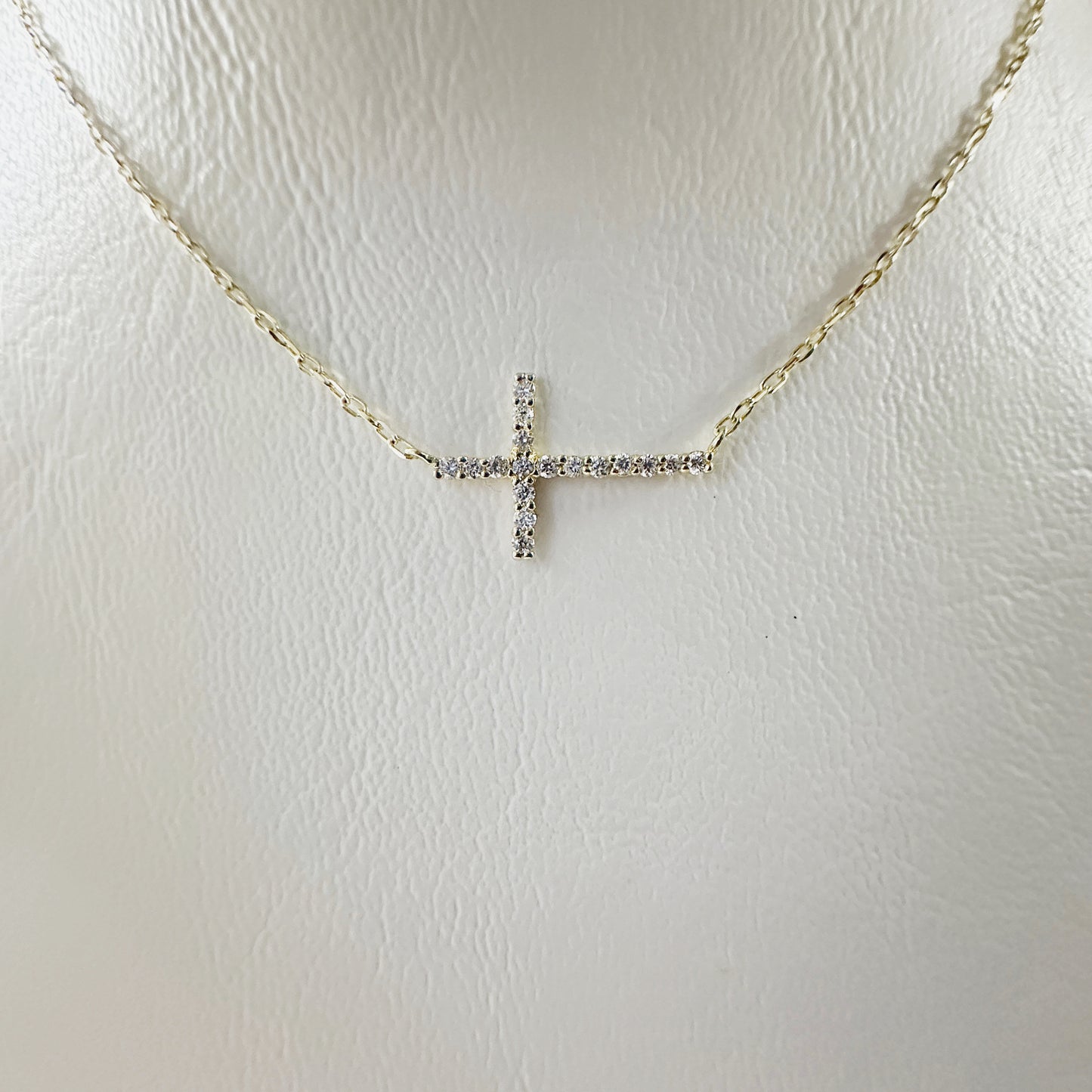 Cadena con cruz de diamantes