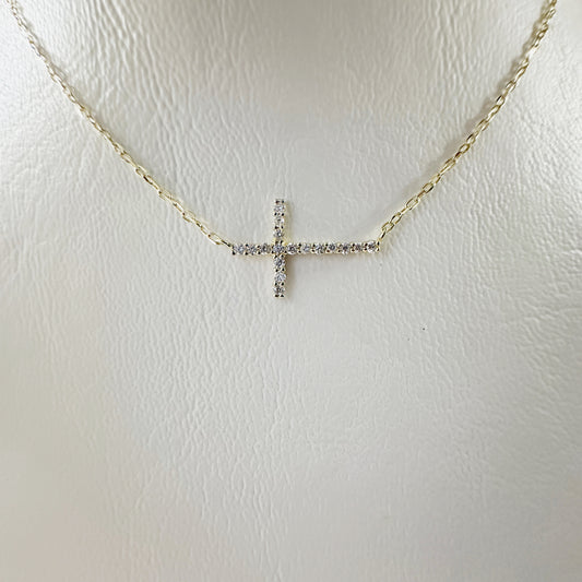 Cadena con cruz de diamantes