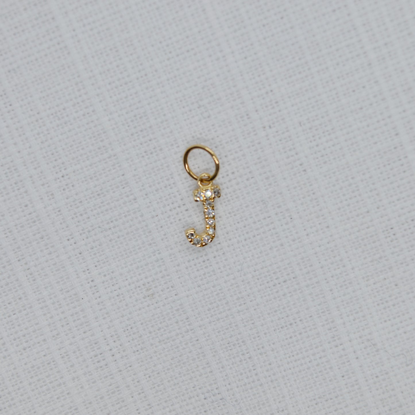 Dije inicial J con diamantes