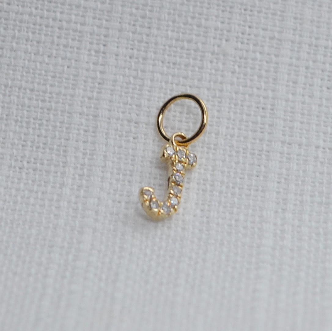 Dije inicial J con diamantes